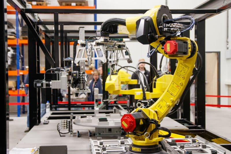Industrial robot arms in a production cell